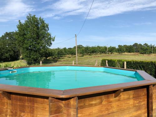 - une piscine entourée d'une clôture en bois dans l'établissement gîte de l oustalneou, à Cuzorn