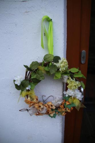 a wreath on the side of a white wall at Samenkönig Pschait Handels GmbH in Gamlitz