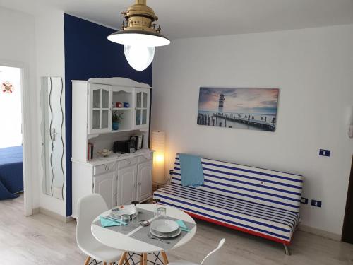 een woonkamer met een tafel en een stoel bij Casa Azul only 200 meters to the beach, free wifi, balcony in Arona