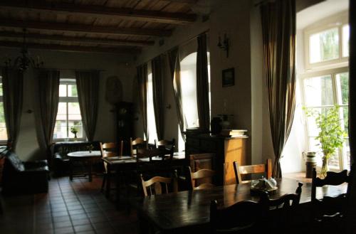 a living room with a dining room table and chairs at Karczma Bełty in Glinno