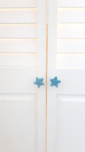 two blue stars on a white door at Hotel & Apartments "CHEZ HIVA" in Hanga Roa