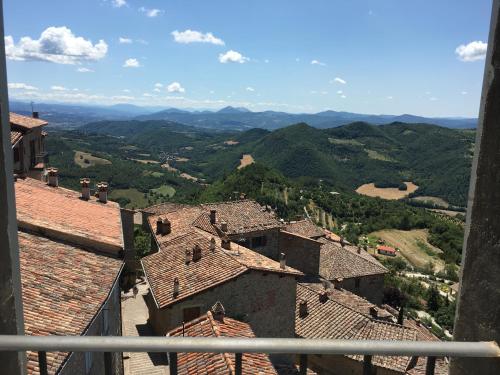 a view of a town with mountains in the background at Mini Habitat Monte Santa Maria in Monte Santa Maria Tiberina