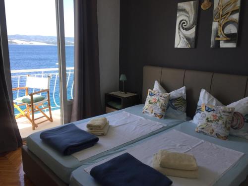 um quarto com uma cama e vista para o oceano em Rooms Pere s mora em Mimice