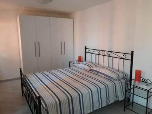 - une chambre avec un lit et un placard blanc dans l'établissement ANGOLO DI LUCE, à Chioggia