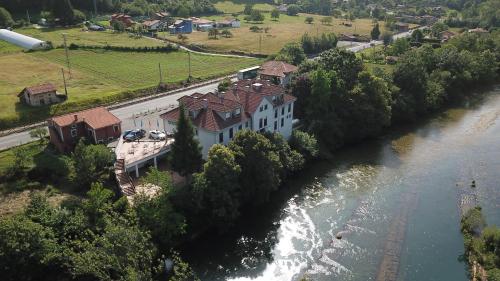 an aerial view of a house next to a river at Hotel Capitán in Vega de los Caseros