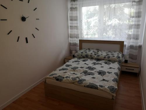Uma cama ou camas num quarto em APARTAMENT POD ŚWIERKIEM