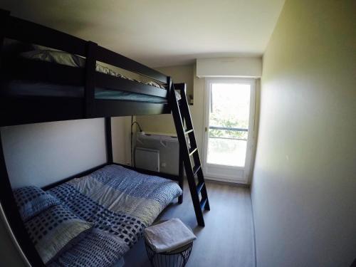 Krevet ili kreveti na sprat u jedinici u okviru objekta Charming & Cosy Rooms (Chambres chez l'habitant)