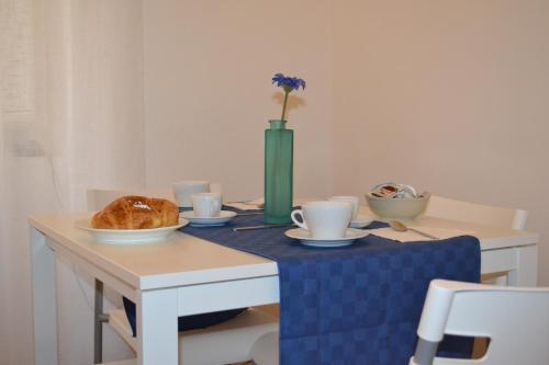 een tafel met een blauw tafelkleed en een tafel met een tafelblad. bij MareLuna B&B in Napels