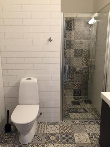La salle de bains est pourvue d'une douche et de toilettes. dans l'établissement Lindens Bed&Breakfast, à Mellerud