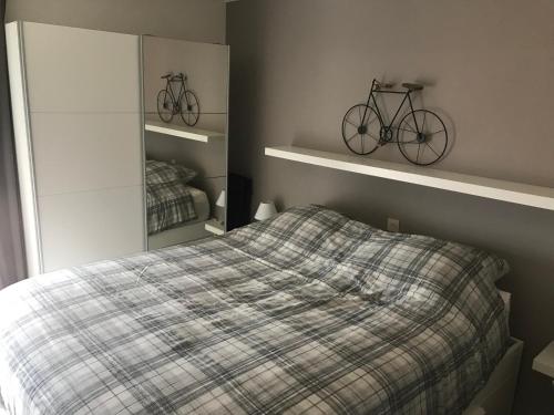 - une chambre avec un lit et un vélo sur une étagère dans l'établissement Residentie Hydro Palace, Zeedijk 250!, à Ostende