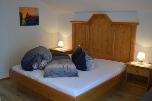 a bed in a room with two lamps on tables at Appartement Tiefenbrunn in Auffach