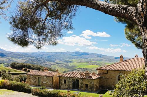 an old stone house with a view of the mountains at Le 7 Camicie in Castelnuovo dellʼAbate