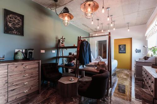 a dressing room with a mirror and a dressing table at Talbot & Bons Studio Flat in Gudja