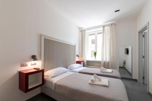 ローマにあるGuest House Al Conservatorioのベッド2台と窓のある寝室