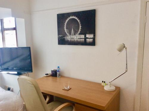 a room with a desk with a tv and a deskablish at Gateway House in Didcot
