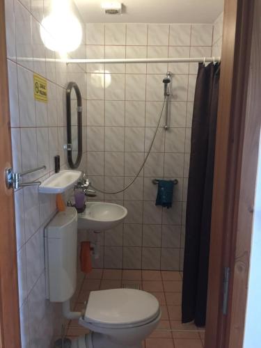 Kúpeľňa v ubytovaní Villa jumper widok na całe Tatry łazienka nie jest w pokoju i jest wspólna z innymi ludźmi