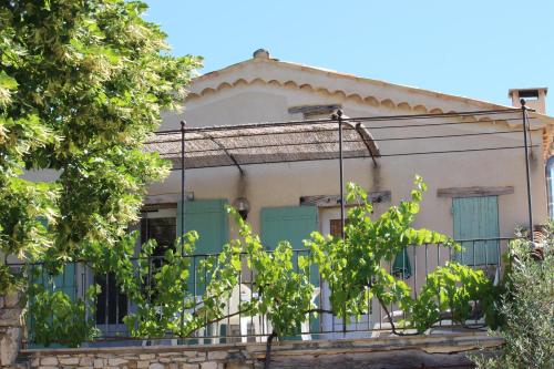 Το κτήριο όπου στεγάζεται  η παραθεριστική κατοικία