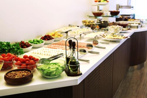 una linea a buffet con molti tipi diversi di cibo di Taximtown Hotel a Istanbul