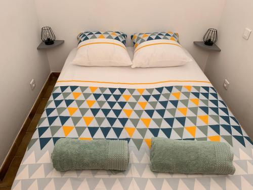 - une chambre avec un lit bleu et orange dans l'établissement Très beau studio à 100m de la plage de Marinella, à Ajaccio