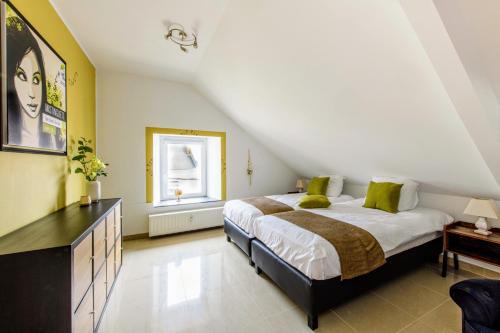 a bedroom with a large bed and a window at Zythogite Appartement 6 personnes avec jardin, bbq in Tintigny