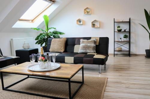 a living room with a couch and a coffee table at Zythogite Appartement 6 personnes avec jardin, bbq in Tintigny