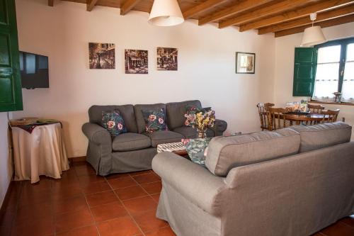 uma sala de estar com um sofá e uma mesa em Casa Rural Camangu em Camango