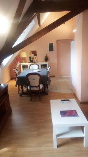 un salon avec une table et des chaises dans l'établissement Gîte Yves, à Wihr-au-Val