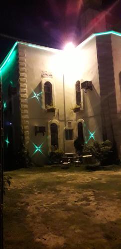 un edificio blanco con luces encendidas por la noche en Rawnaq Al Hada Aparthotel - Al Taif, Al Hada en Al Hada
