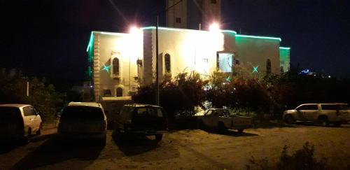 un edificio con coches aparcados delante de él por la noche en Rawnaq Al Hada Aparthotel - Al Taif, Al Hada en Al Hada