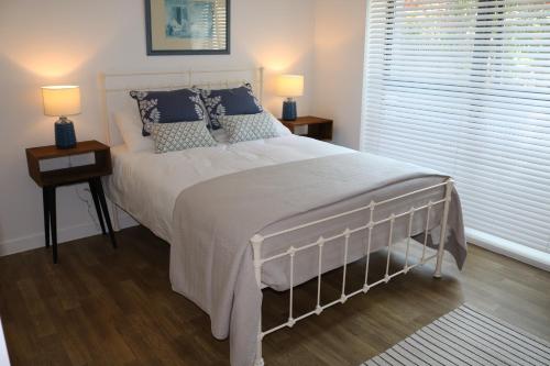 um quarto com uma cama grande e almofadas azuis em City Apartment em Winchester