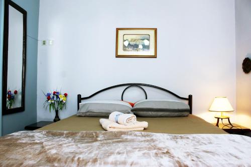 En eller flere senge i et værelse på Meteora Mansion - Traditional Apt 3BD - Rocks View