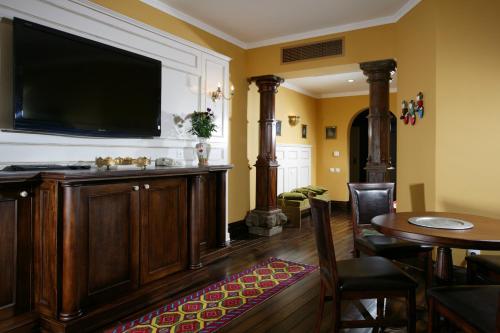 a living room with a flat screen tv and a table at Arena Regia Hotel & Spa - Marina Regia Residence in Mamaia Nord