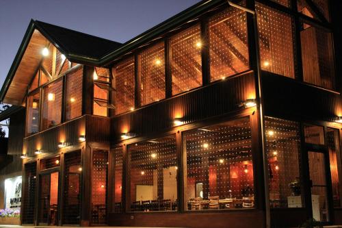 サン・ヘラルド・デ・ドタにあるLauraceas Lodgeの夜間灯が灯る建物
