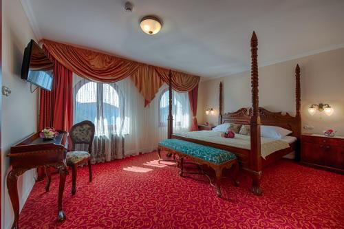 Una cama o camas en una habitación de Hotel Zlatý Orel