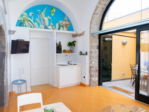 a living room with a large arched window and a tv at My Place Home & Garden in Meta