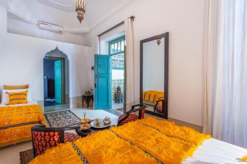 Riad Azahar في مراكش: غرفة نوم بها سرير ومرآة