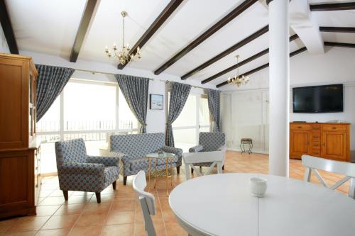 a living room with a white table and chairs at Arena Regia Hotel & Spa - Marina Regia Residence in Mamaia Nord
