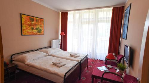 En eller flere senger på et rom på Hotel Golf Ostrava Silherovice