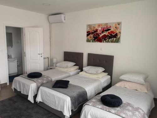 מיטה או מיטות בחדר ב-Marko Airport Rooms