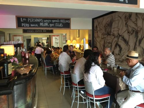 een groep mensen die aan een bar in een restaurant zitten bij La Maroma in Huajuapan de León