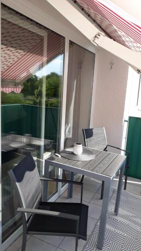 a glass table and chairs on a balcony with a table and chairs at Businessappartement Nr 2 in Worms