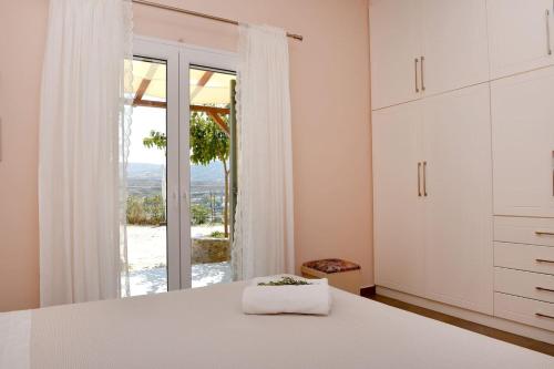 Tempat tidur dalam kamar di Home in Agros Anna Dimitris