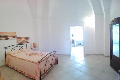 1 dormitorio con 1 cama con manta naranja en A Casa di Angela, en Copertino