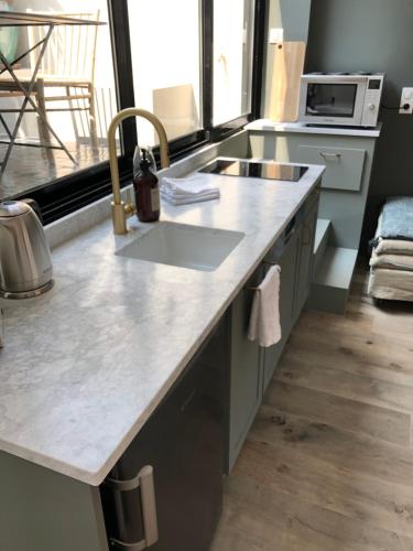 une cuisine avec un évier et un plan de travail dans l'établissement LA SUITE VALBONNE, à Valbonne