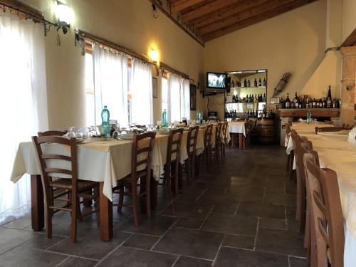 Un comedor con mesas y sillas en un restaurante. en Sa Crannaccia, en Cabras