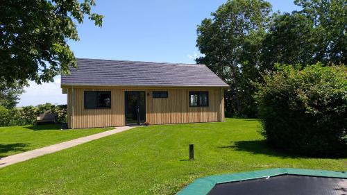 a small house in a yard with a putting green at Vakantiehuisje Ursula in Workum