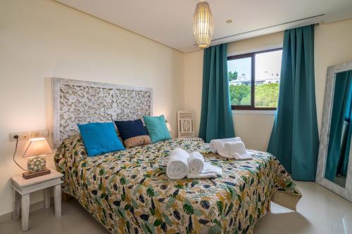 Postel nebo postele na pokoji v ubytování CAROB APARTMENT - BY MAYORAL (FALÉSIA BEACH)