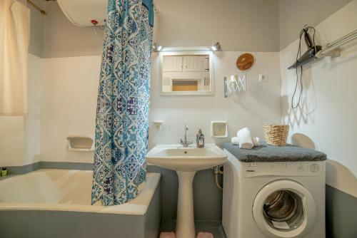 bagno con lavandino e lavatrice di Next 2 Cathedral - Corcyra apartment a Città di Corfù