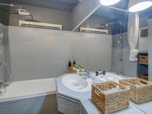 une salle de bain avec un lavabo et une baignoire dans l'établissement Escale Pamatxi : Vieux port, à La Rochelle