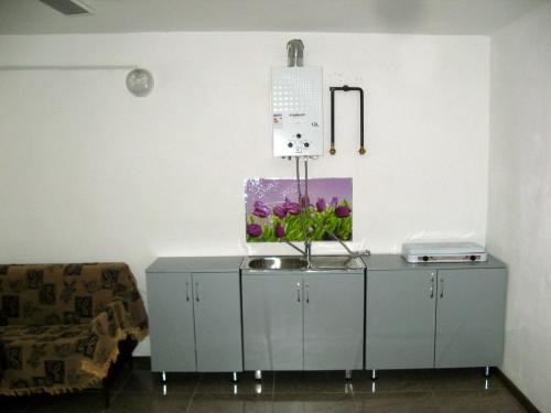 una mesa con flores encima en una habitación en NEW SANAHIN, en Alaverdi